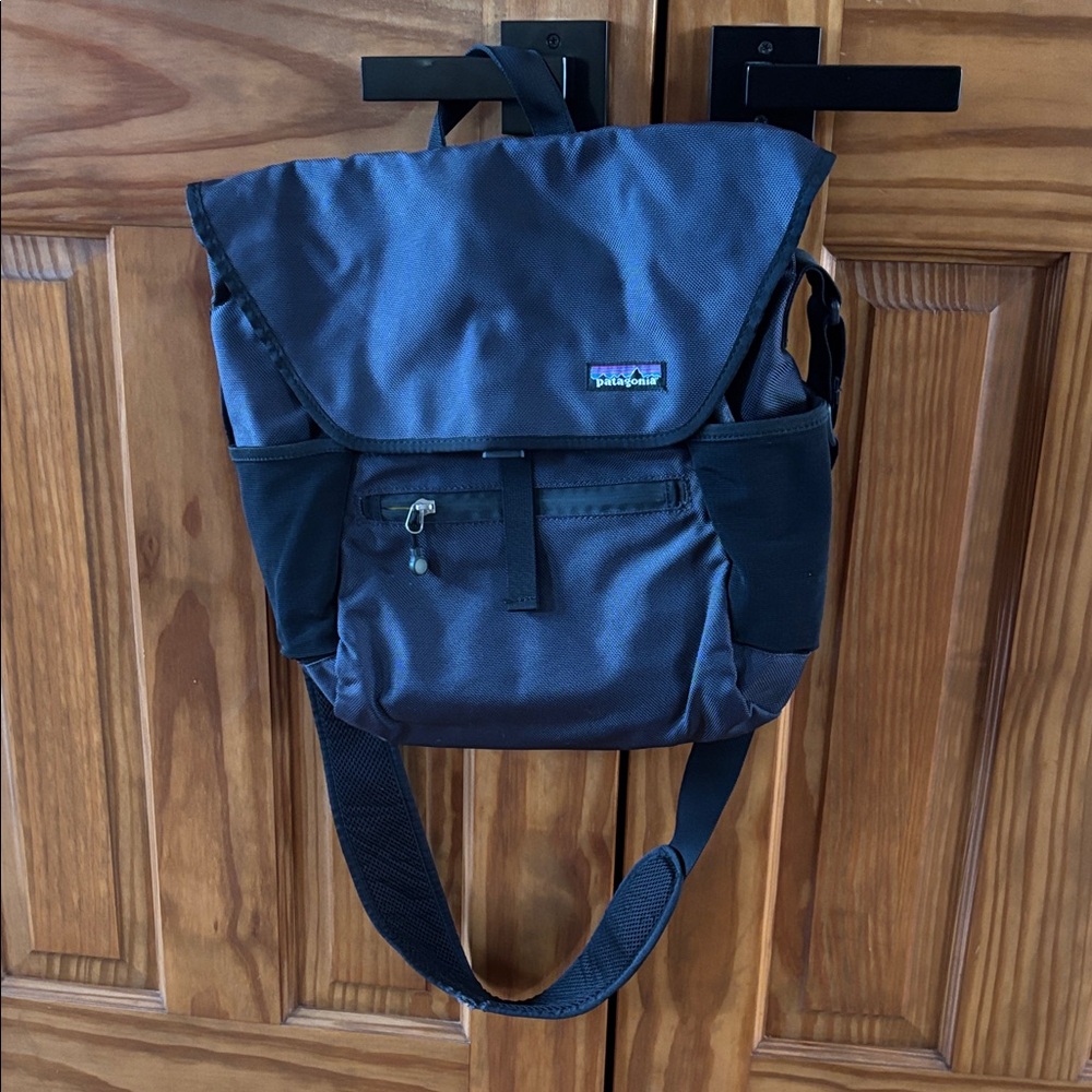 Patagonia Vertical Mass Messenger Bag in black and grey.